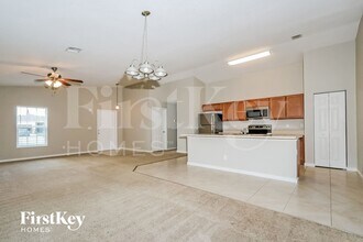 1525 SW Fresno Rd in Port St. Lucie, FL - Foto de edificio - Building Photo