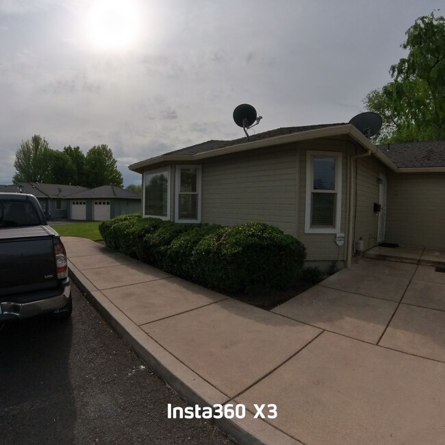 3015 Merriman Rd in Medford, OR - Building Photo - Building Photo