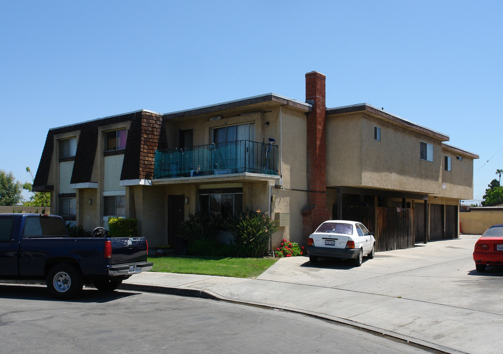 17372 Dairyview Cir in Huntington Beach, CA - Foto de edificio