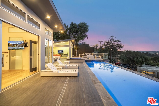 7275 Mulholland Dr in Los Angeles, CA - Building Photo - Building Photo