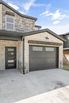 1104 Lockheed St in Bentonville, AR - Building Photo