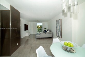 100 Bayview Dr in Sunny Isles Beach, FL - Building Photo - Building Photo