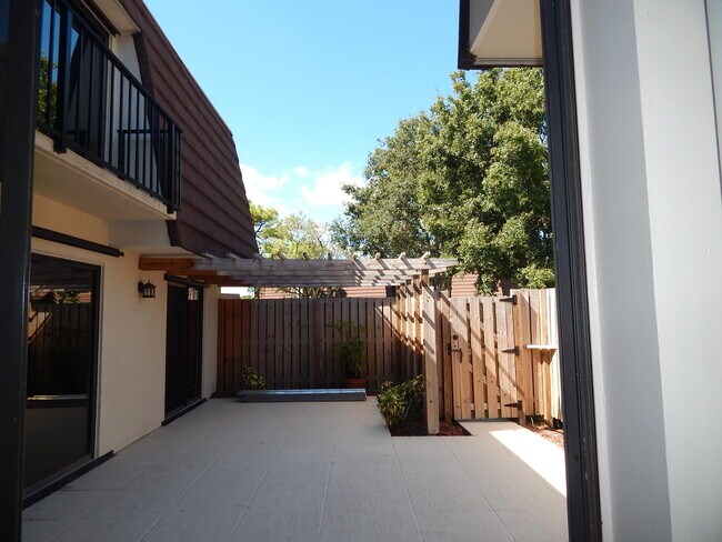 403 4th Ln in Palm Beach Gardens, FL - Building Photo - Building Photo