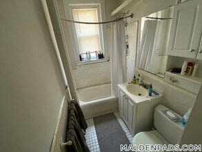 170 Maple St, Unit 109 in Malden, MA - Foto de edificio - Building Photo