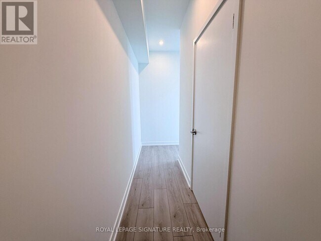 1 Fairview Rd E in Mississauga, ON - Building Photo - Building Photo