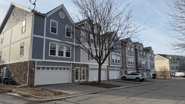 350 NE Sandalwood in Waukee, IA - Building Photo - Building Photo