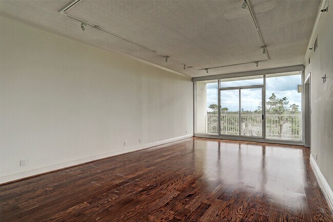 121 N Post Oak Rd in Houston, TX - Building Photo - Building Photo