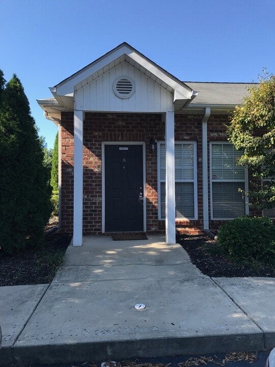 3714 Cotswold Ave in Greensboro, NC - Building Photo