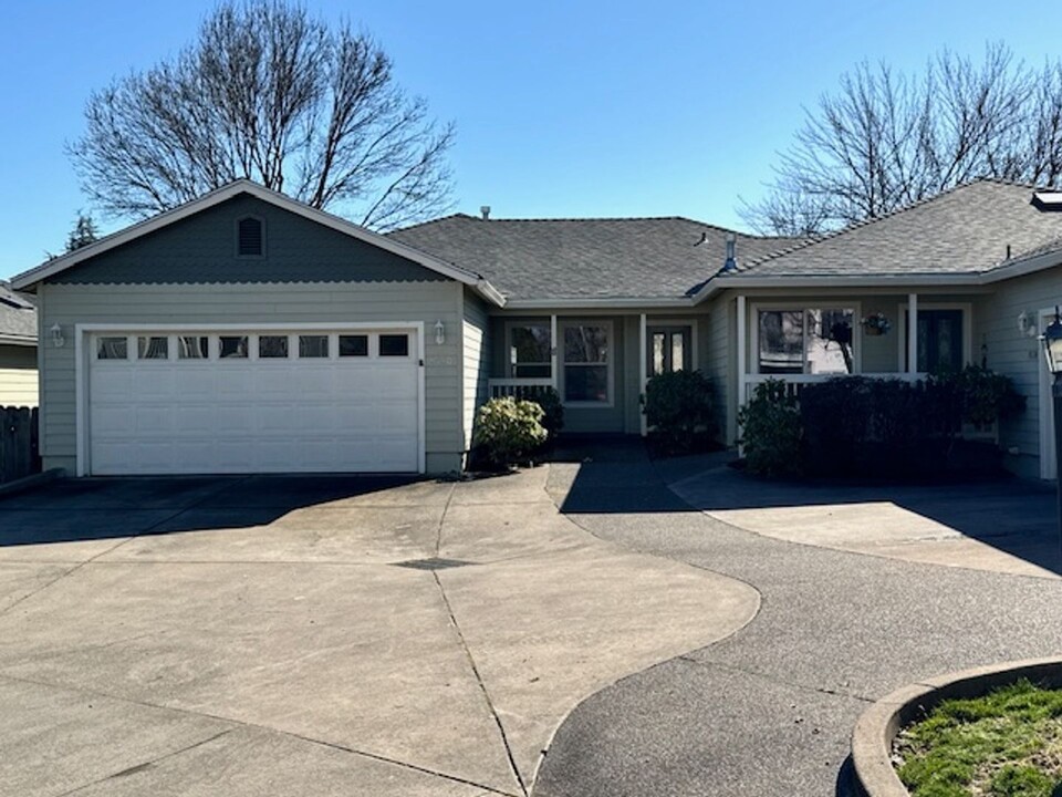 1540 Hollyhock Dr in Medford, OR - Building Photo