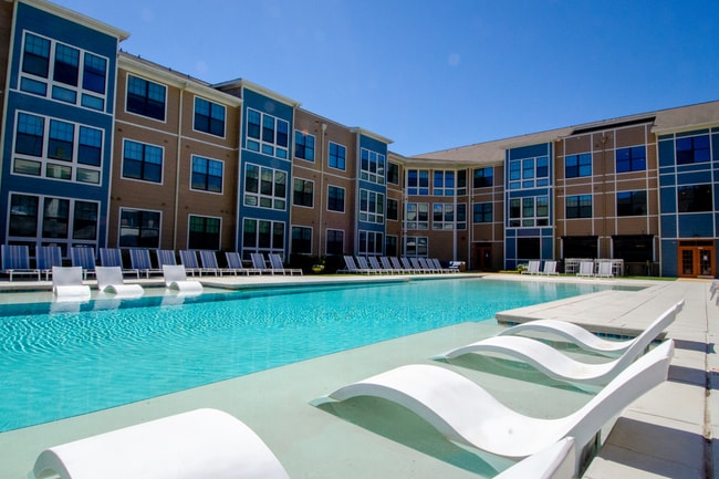 Riverfront Village in Tuscaloosa, AL - Foto de edificio - Building Photo