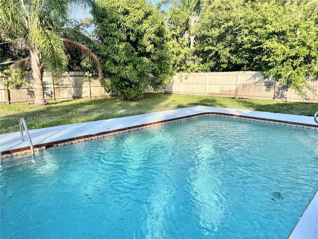 121 NE Prima Vista Blvd in Port St. Lucie, FL - Building Photo - Building Photo