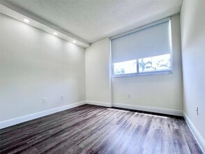 7707 NW 7th St, Unit 2-406 in Miami, FL - Foto de edificio - Building Photo