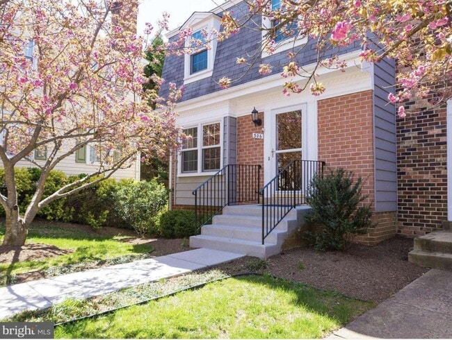 306 Cherry Ct in Herndon, VA - Foto de edificio - Building Photo