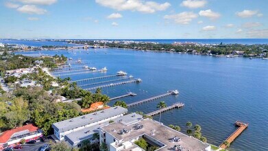 1202 S Lake Dr in Lantana, FL - Building Photo - Building Photo