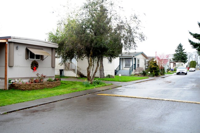 11823 NE Carl Rd in Woodburn, OR - Foto de edificio - Building Photo