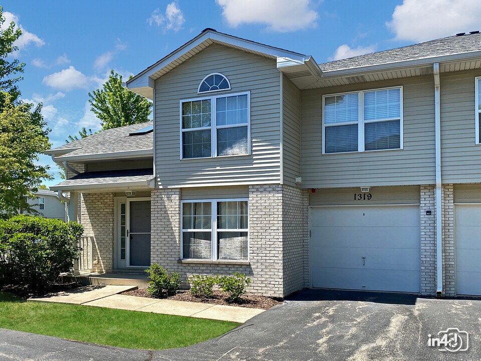 1319 Sugar Ct in Naperville, IL - Building Photo