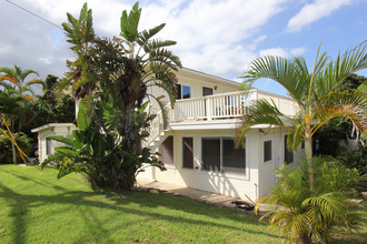 44-737 Kaneohe Bay Dr in Kaneohe, HI - Foto de edificio - Building Photo