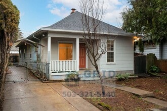 5725 SE Center St in Portland, OR - Building Photo - Building Photo