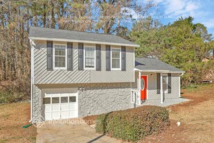 659 N Wood Path Dr in Stone Mountain, GA - Building Photo