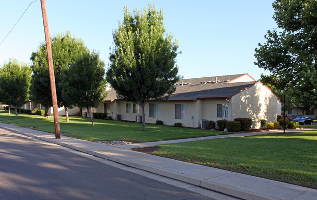 Woodlake Manor Apartments in Woodlake, CA - Building Photo - Building Photo