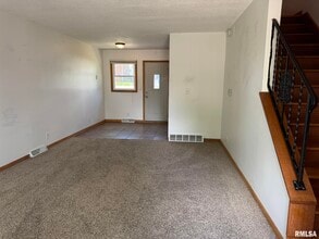 18 Parkview Dr in Eldridge, IA - Foto de edificio - Building Photo