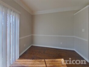 2435 Cairns Mill Court in Charlotte, NC - Foto de edificio - Building Photo