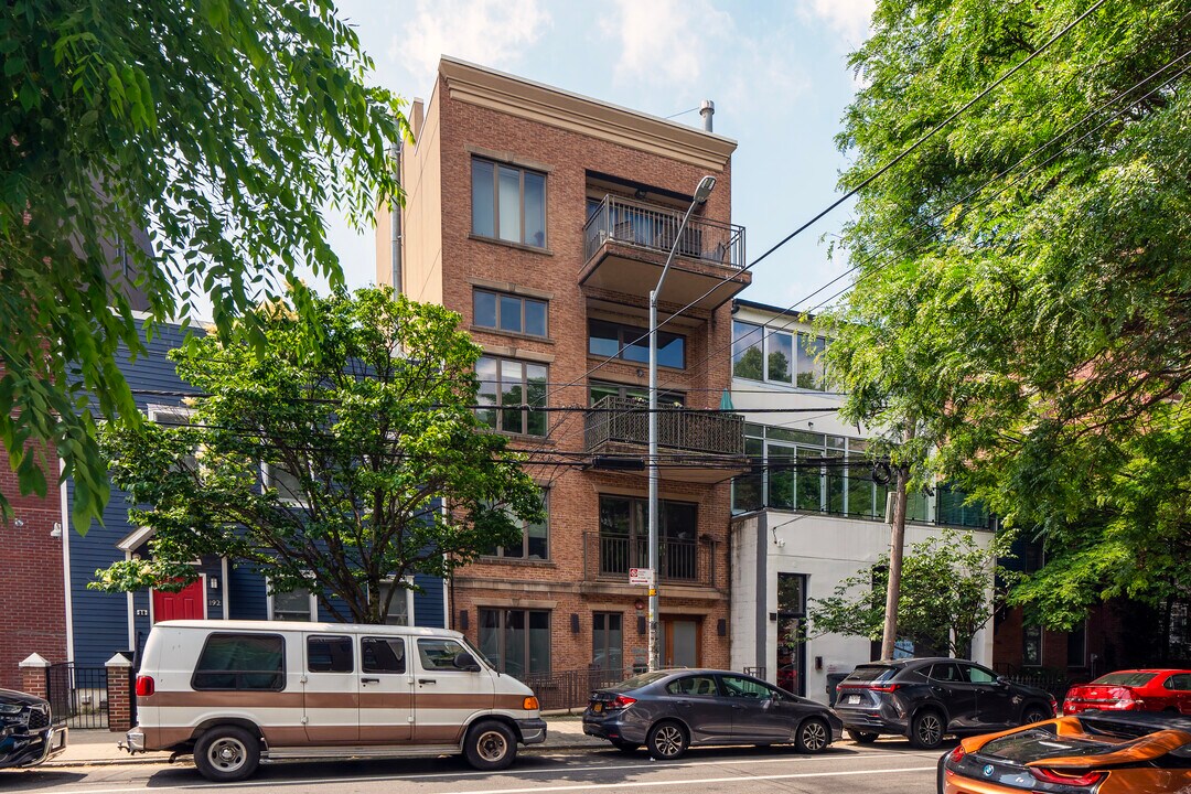 190 Freeman St in Brooklyn, NY - Building Photo