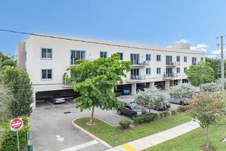 The Grandeur at Oakland Park in Oakland Park, FL - Building Photo - Building Photo