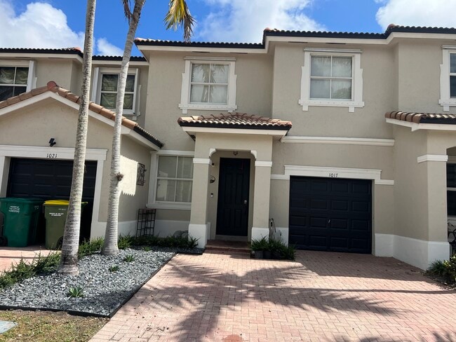 1017 NE 42nd Ave in Homestead, FL - Foto de edificio - Building Photo