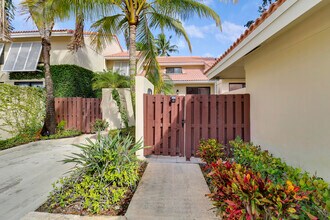 204 Old Meadow Way in Palm Beach Gardens, FL - Building Photo - Building Photo