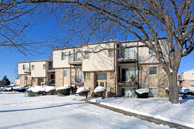 Garfield Plaza Apartments in Clinton Township, MI - Building Photo - Building Photo