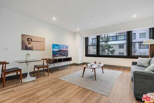 932 S Hill St in Los Angeles, CA - Building Photo
