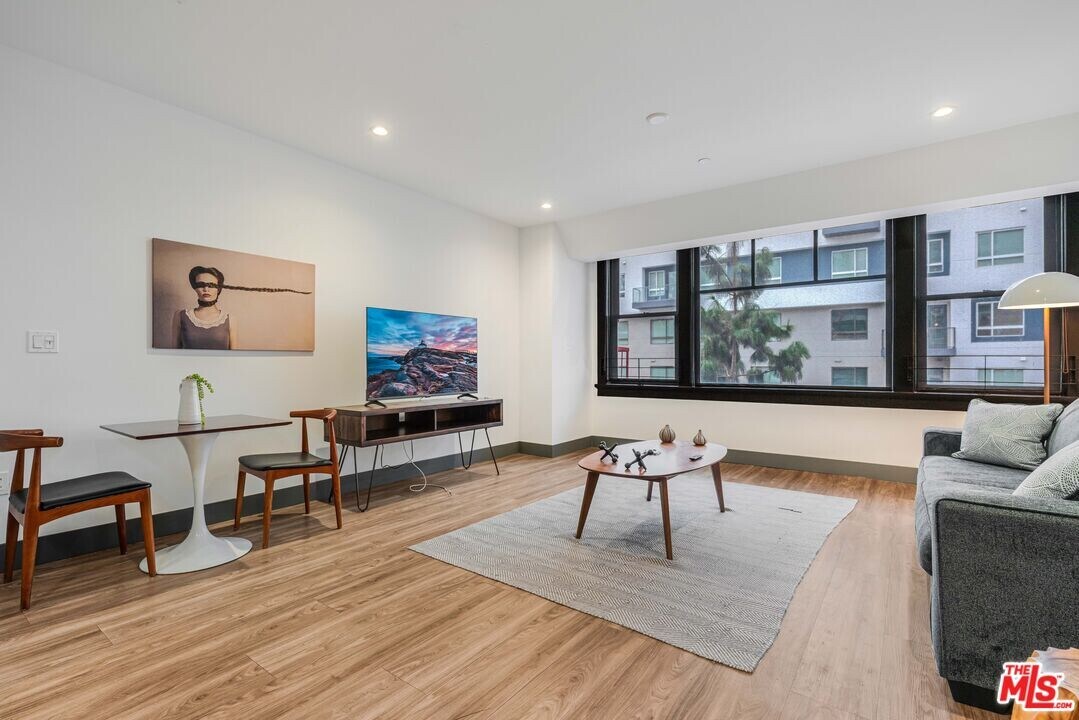 932 S Hill St in Los Angeles, CA - Building Photo
