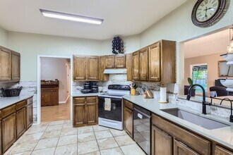 121 Flora St in New Braunfels, TX - Building Photo - Building Photo