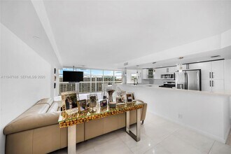 600 Parkview Dr in Hallandale Beach, FL - Foto de edificio - Building Photo