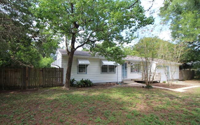 9 Mandalay Dr in Pensacola, FL - Building Photo - Building Photo