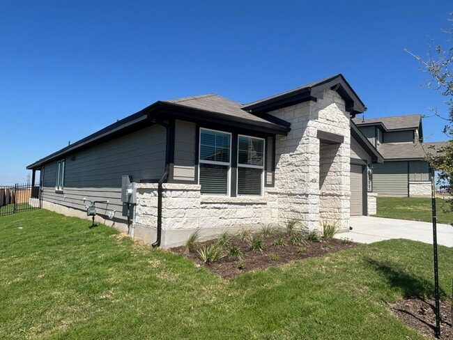 5000 Stockton Ln in Del Valle, TX - Foto de edificio - Building Photo