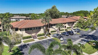 5205 Lake Village Dr in Sarasota, FL - Building Photo