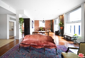 257 S Spring St in Los Angeles, CA - Building Photo