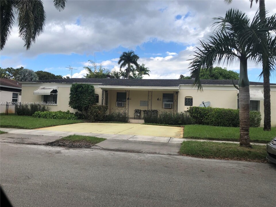 1637 Fletcher St in Hollywood, FL - Building Photo