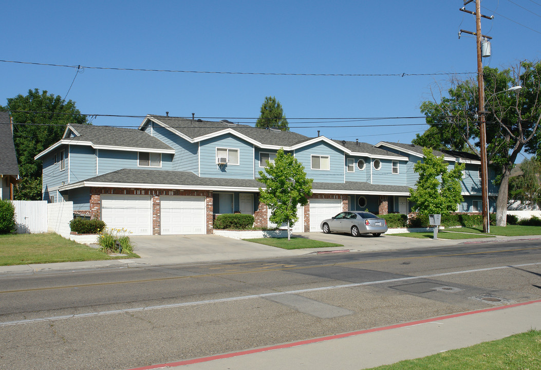 130 S Steckel Dr in Santa Paula, CA - Building Photo