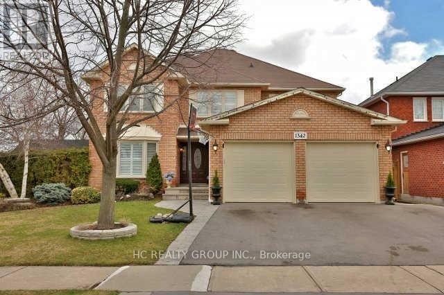 1342 Blackburn Dr in Oakville, ON - Building Photo