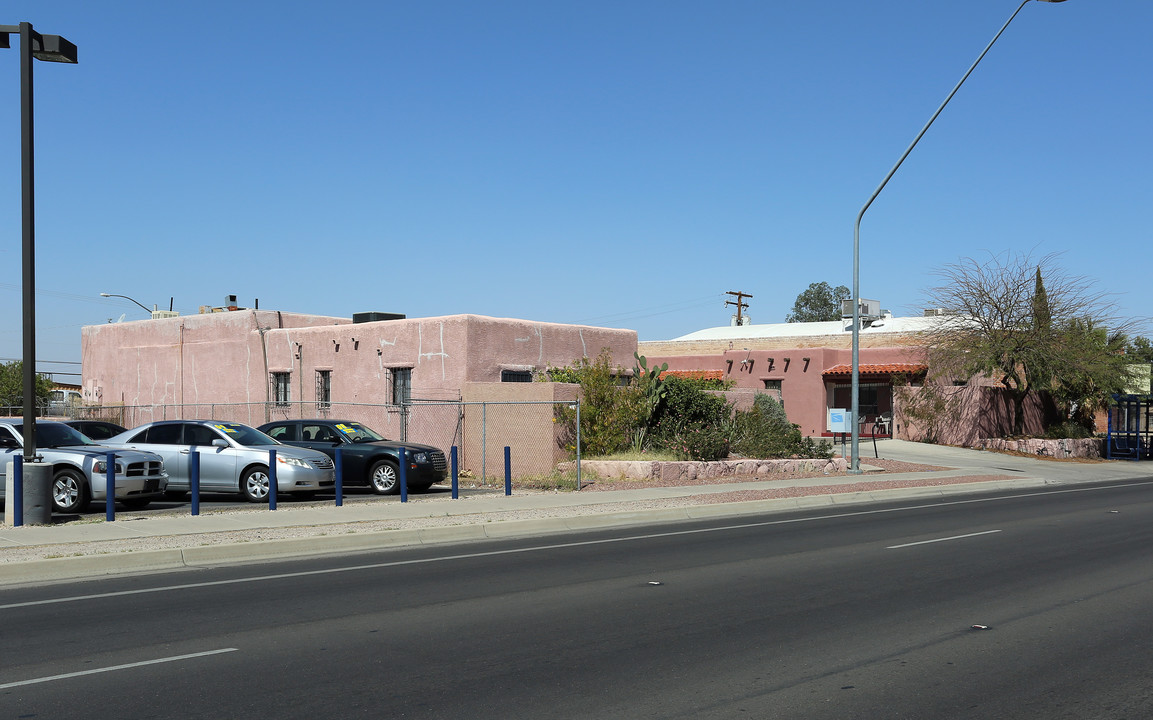 2537 N Oracle Rd in Tucson, AZ - Building Photo