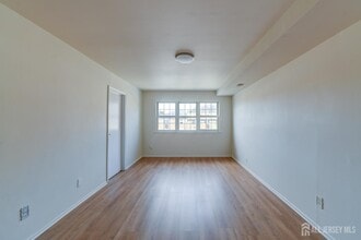 6 College Dr in Edison, NJ - Building Photo - Building Photo