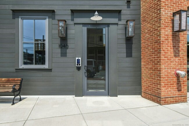 1040 Boston Post Rd in Darien, CT - Building Photo - Building Photo