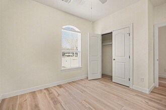 3633 E Meadow Ln in Dickinson, TX - Building Photo - Building Photo