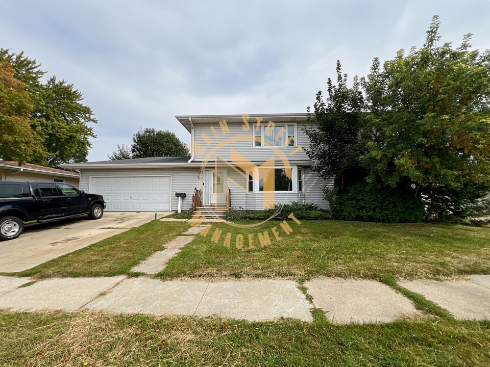 800 S Sawyer St in Oshkosh, WI - Building Photo