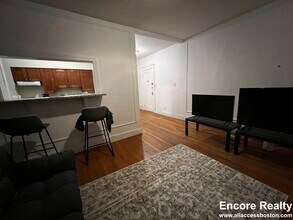 2003 Commonwealth Ave, Unit 9 in Boston, MA - Foto de edificio - Building Photo