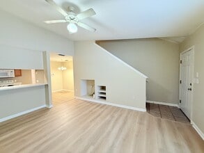 2738 W Tharpe St in Tallahassee, FL - Foto de edificio - Building Photo