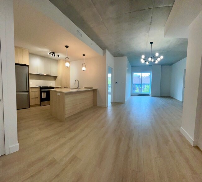 37 Brunswick Boul in Dollard-des-Ormeaux, QC - Building Photo - Building Photo